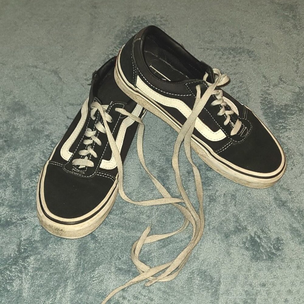 Kids VANS Off the Wall sneaker runners black  Size 6